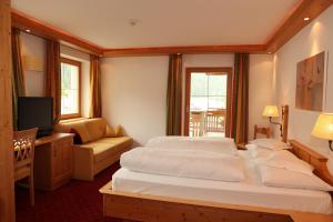 Posteľ alebo postele v izbe v ubytovaní Hotel Goldener Adler