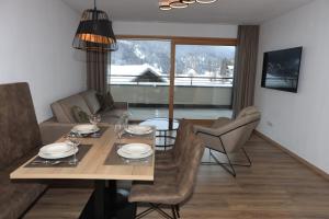 Televízia a/alebo spoločenská miestnosť v ubytovaní Hotel Goldener Adler