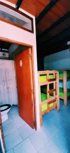 Una cama o camas cuchetas en una habitación  de Hostel La Fortaleza