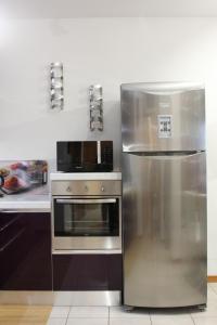 una cucina con frigorifero in acciaio inossidabile e piano cottura di Mar y Soles a Cavallino-Treporti