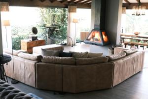 1 sofá grande en una sala de estar con chimenea en Cevizdibi Hotel, en Masukiye
