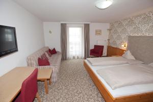 Posteľ alebo postele v izbe v ubytovaní Hotel Goldener Adler