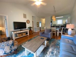 sala de estar con sofá azul y mesa en Magnolia Pointe by Palmetto Vacations, en Myrtle Beach