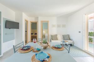 een woonkamer met een tafel en een bank bij Casa Mario vista mare in Torre Santa Sabina