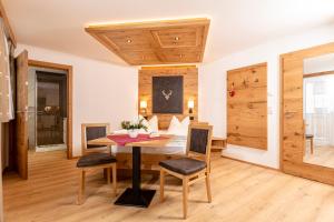 a dining room with a table and chairs at Appartement Pension Auhof in Going
