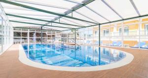 The swimming pool at or close to Apartamentos La Carabela