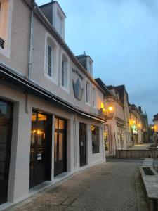 un edificio en una calle de una ciudad en Hotel restaurant LA PLACE en Saint-Amand-Montrond
