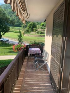 un patio con sillas y una mesa en una casa en Appartamento Levico lake, en Levico Terme