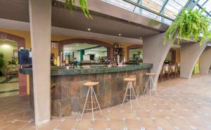The lounge or bar area at Apartamentos La Carabela