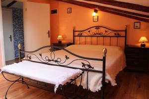 1 dormitorio con cama de metal y manta blanca en Beach Apartments Lovran, en Lovran