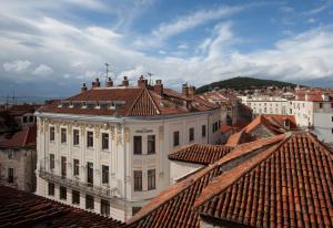 ein großes weißes Gebäude mit roten Ziegeldächern in der Unterkunft Centar Palace Apartment in Split