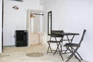 a desk and chair in a room with a mirror at Casa Ohana-Disfruta del paraiso in Holbox Island