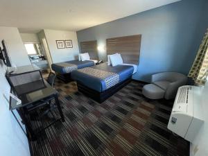 Habitación de hotel con 2 camas y escritorio en Lakeside Inn en Guntersville