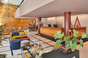 A seating area at Silken Sant Gervasi