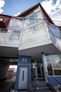 un bâtiment avec une porte devant lui dans l'établissement Hotel Silver, à Osijek