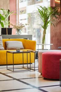 A seating area at Silken Sant Gervasi