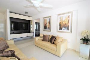 Μια τηλεόραση ή/και κέντρο ψυχαγωγίας στο Savveli by the sea