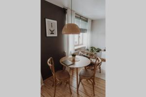 Un comedor con mesa y sillas en Teatra street apartment, en Balvi 3 fotos más
