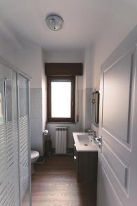 A bathroom at New Inn Residence