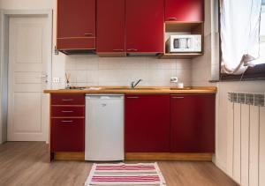 A kitchen or kitchenette at New Inn Residence