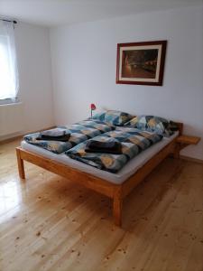 1 cama en una habitación con suelo de madera en martin1 en Slavonski Brod