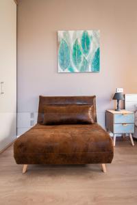 A seating area at New Inn Residence