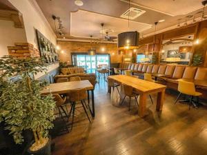 ein Restaurant mit Tischen und Stühlen in einem Zimmer in der Unterkunft Heywood Spa Hotel in Tenby