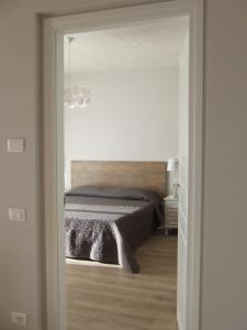 ein Schlafzimmer mit einem Bett in einem Zimmer in der Unterkunft Bilocale Papavero, Magnolia o Girasole in San Felice del Benaco