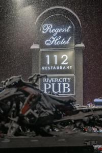 una motocicleta estacionada frente a un cartel de hotel regente en Regent Hotel Revelstoke, en Revelstoke