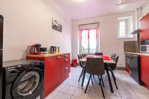 Kuchyň nebo kuchyňský kout v ubytování Appart'Hôtel - Le Cocon de l'Est + 21 fotografií