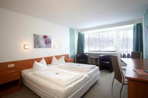 Llit o llits en una habitació de Hotel Alpenblick Berghof