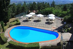 an overhead view of a swimming pool with umbrellas at La Torre Ai Mari in Sarteano