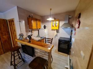 una cucina con bancone e piano cottura di tornik studio zlatibor a Zlatibor Altre 9 foto