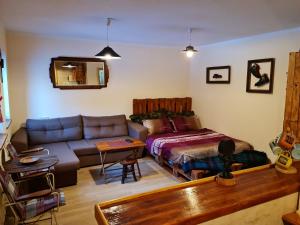 un soggiorno con un divano e un letto di tornik studio zlatibor a Zlatibor
