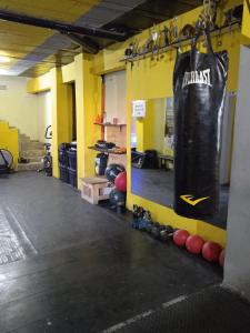 um ginásio de boxe com um saco de boxe pendurado na parede em ILITHA PARK na Cidade do Cabo