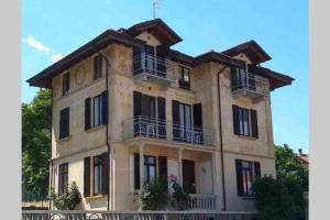 un grande edificio con balconi in cima di Luminoso appartamento in Villa a Stresa a Stresa