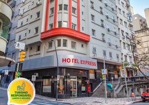 un edificio con un cartello espresso dell'hotel di fronte ad esso di Hotel Express Savoy Centro Histórico a Porto Alegre