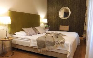 バルリネクにあるVilla Orlikのベッドルーム(鏡付きの大きな白いベッド1台付)