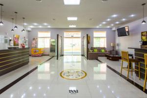 a lobby of a toy store with a waiting room at VOA Express Inn Hotel Orquídea in Várzea Paulista