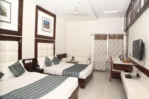 Ein Bett oder Betten in einem Zimmer der Unterkunft Hotel Emerald