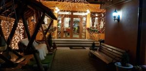 ザルネシュティにあるPensiunea Casa Zarnesteanaのクリスマスの灯りとベンチのある廊下