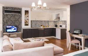 A kitchen or kitchenette at Turkuaz Suites Bosphorus