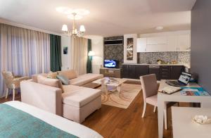 TV a/nebo společenská místnost v ubytování Turkuaz Suites Bosphorus