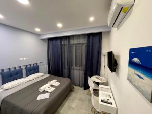 Habitación de hotel con cama y TV de pantalla plana. en Ri.Mo's Rent Room, en Palermo