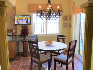 eine Küche und ein Esszimmer mit einem Tisch und Stühlen in der Unterkunft Villa Majestic in Estepona