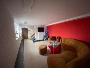 salon z kanapą i choinką świąteczną w obiekcie OW DUET w mieście Karpacz