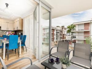 um apartamento com uma varanda com uma mesa e cadeiras em Apartament Porto Santa Rewales em Rewal