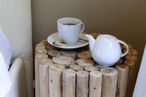 Příslušenství pro přípravu čaje a kávy v ubytování B&B Prestigia Rooms
