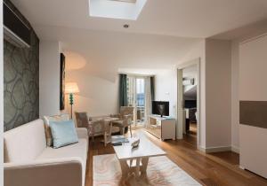 A television and/or entertainment centre at Turkuaz Suites Bosphorus