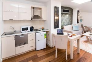 A kitchen or kitchenette at Turkuaz Suites Bosphorus
